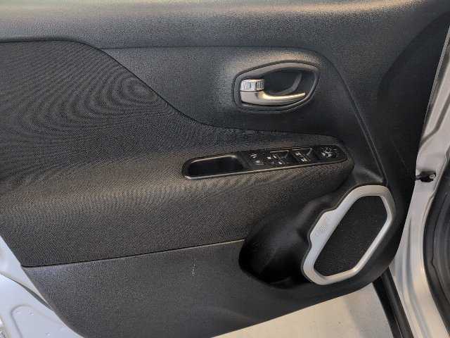 Used 2018 Jeep Renegade Latitude w/ Cold Weather Group AWD/4WD image 13