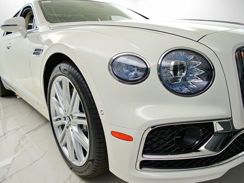 Certified 2023 Bentley Flying Spur Plug-In Hybrid AWD/4WD image 16