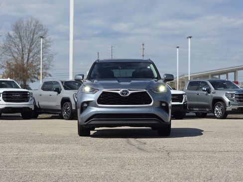Used 2021 Toyota Highlander XLE image 3