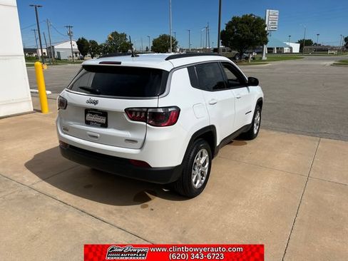Used 2024 Jeep Compass Latitude AWD/4WD image 5