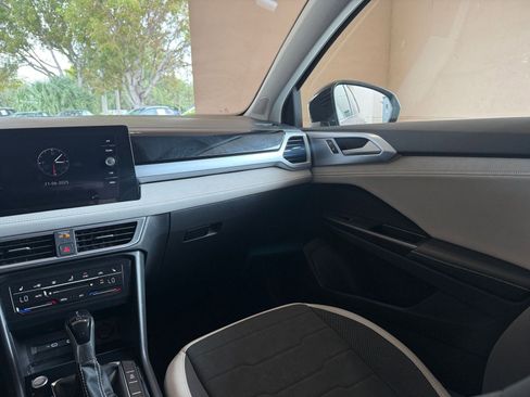 Used 2025 Volkswagen Taos SE image 29