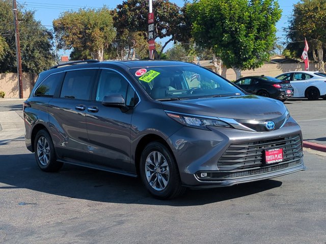 Used 2025 Toyota Sienna XLE FWD image 3
