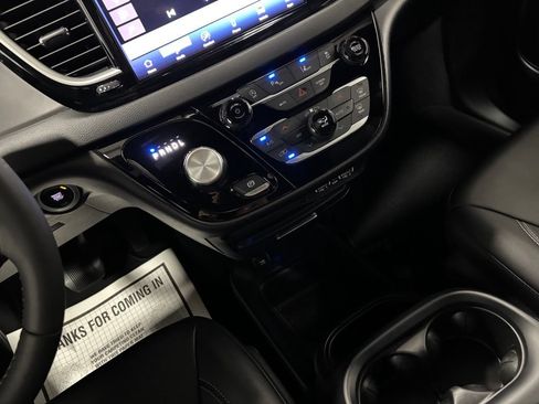 Used 2025 Chrysler Pacifica Select FWD image 34