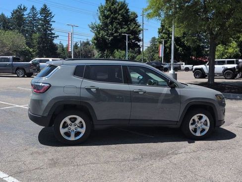 Used 2024 Jeep Compass Latitude w/ Convenience Group AWD/4WD image 2