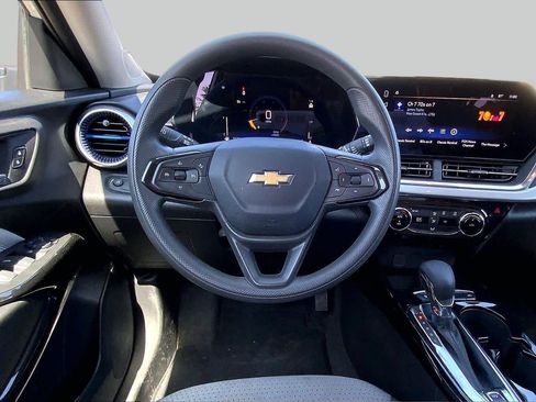 Used 2025 Chevrolet Trax LT FWD image 6