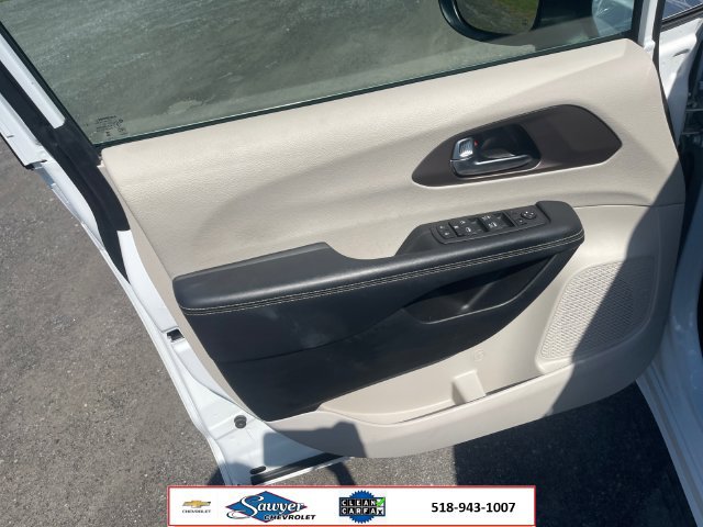 Used 2023 Chrysler Voyager LX FWD image 11