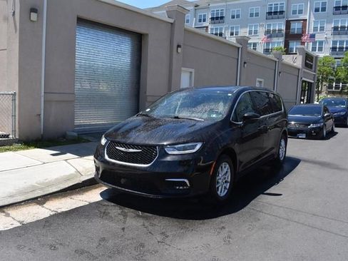 Used 2025 Chrysler Pacifica Select FWD image 2