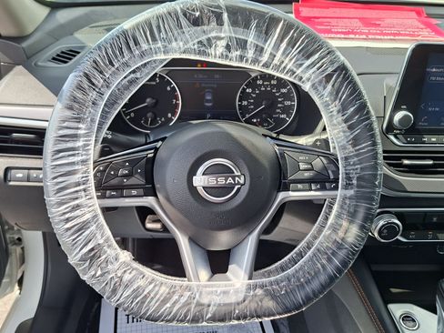 Used 2025 Nissan Altima 2.5 SR FWD image 11
