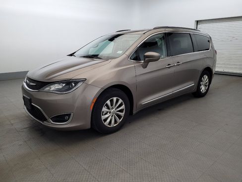 Used 2017 Chrysler Pacifica Touring-L FWD image 2