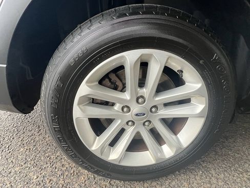 Used 2017 Ford Explorer XLT w/ Equipment Group 202A image 9