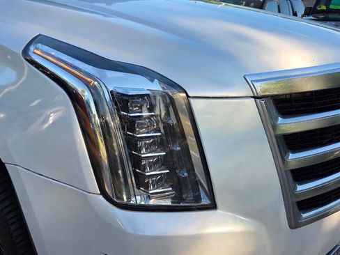 Used 2017 Cadillac Escalade Luxury AWD/4WD image 24