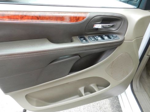 Used 2014 Chrysler Town & Country Touring image 19