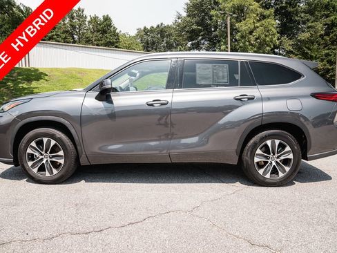 Used 2022 Toyota Highlander XLE FWD image 4