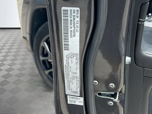 Used 2023 Jeep Compass Latitude w/ Sun and Sound Group AWD/4WD image 34