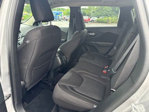 Used 2015 Jeep Cherokee Latitude FWD image 10