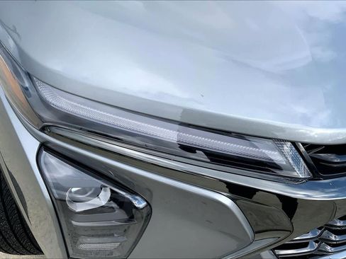 Used 2025 Chevrolet Trax RS w/ Sunroof Package FWD image 27