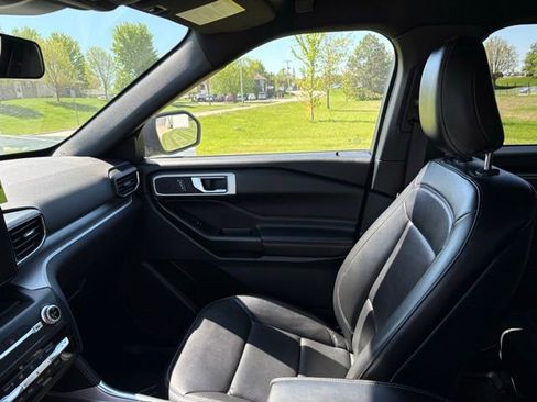 Used 2020 Ford Explorer XLT w/ Equipment Group 202A AWD/4WD image 13