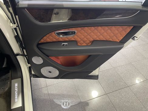 Used 2022 Bentley Bentayga AWD/4WD image 45