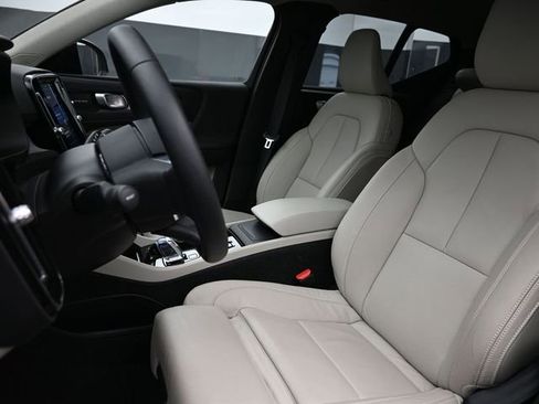 Used 2024 Volvo XC40 B5 Plus w/ Climate Package image 9