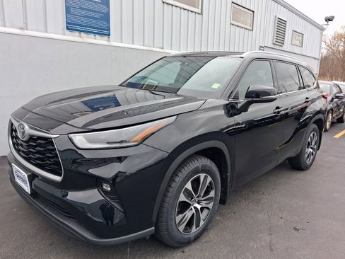 Used 2021 Toyota Highlander XLE AWD/4WD image 32