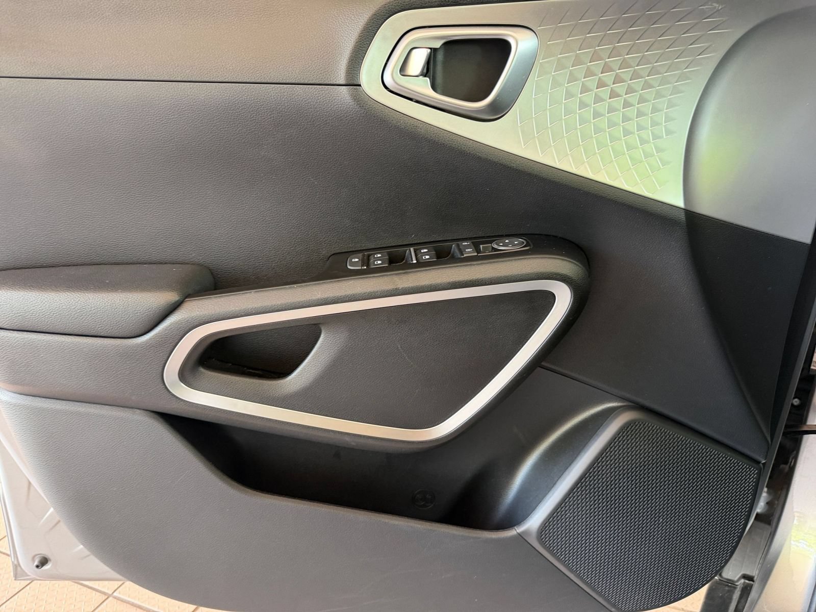 Used 2025 Kia Soul LX w/ LX Technology Package FWD image 18