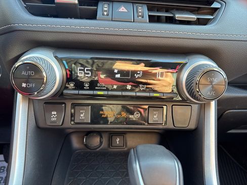 Used 2022 Toyota RAV4 XLE Premium image 8