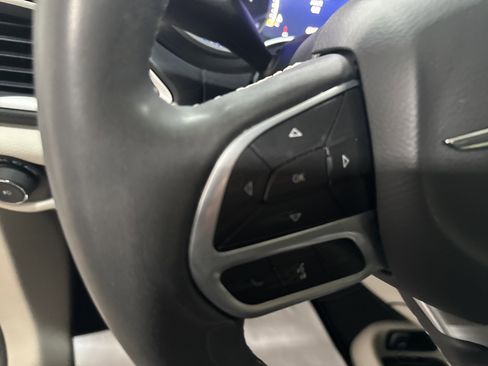 Used 2023 Chrysler Pacifica Touring-L FWD image 20