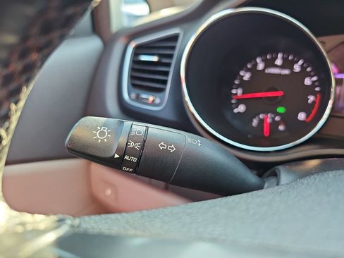 Used 2017 Kia Sedona LX w/ LX Essentials Premium Package FWD image 33