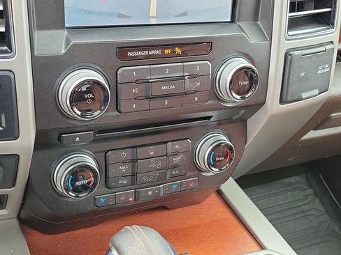 Used 2018 Ford F150 King Ranch w/ Equipment Group 601A Luxury AWD/4WD image 17