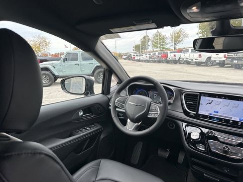 New 2026 Chrysler Pacifica Select image 51