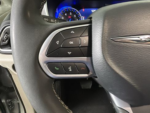 Used 2024 Chrysler Pacifica Touring-L FWD image 14