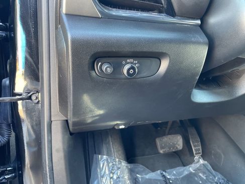 Used 2023 Chevrolet Traverse LT image 9