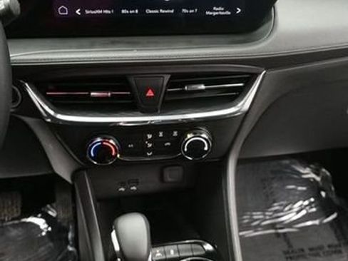 Used 2025 Buick Encore GX Preferred AWD/4WD image 19