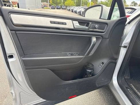 Used 2014 Volkswagen Touareg TDI AWD/4WD image 5