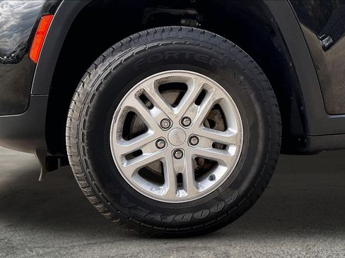 Used 2023 Jeep Grand Cherokee Laredo AWD/4WD image 8