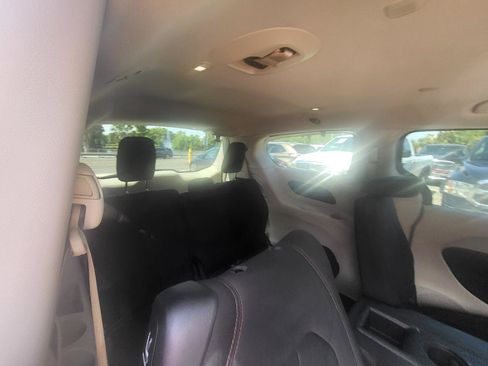 Used 2017 Chrysler Pacifica Touring w/ Tire & Wheel Group FWD image 15