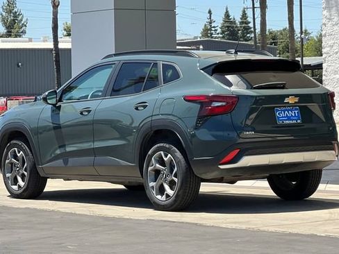 Used 2025 Chevrolet Trax LT FWD image 6