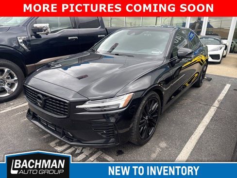 Used 2022 Volvo S60 T8 R-Design image 2