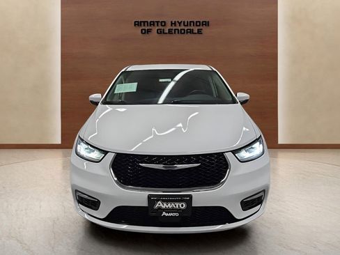 Used 2023 Chrysler Pacifica Touring-L image 9