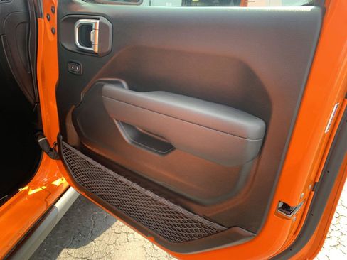 Used 2025 Jeep Gladiator Willys image 11