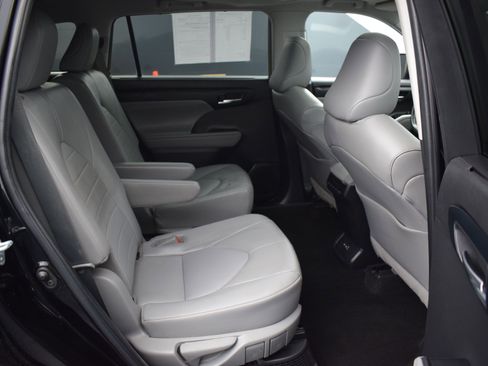 Used 2022 Toyota Highlander XLE AWD/4WD image 11