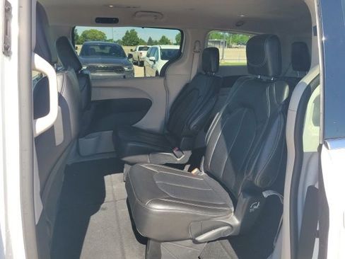 Used 2023 Chrysler Pacifica Touring-L FWD image 15