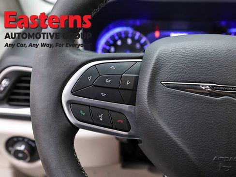 Used 2024 Chrysler Pacifica Touring-L FWD image 15