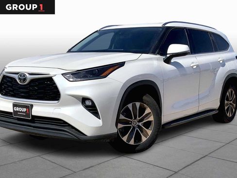 Used 2021 Toyota Highlander XLE image 1