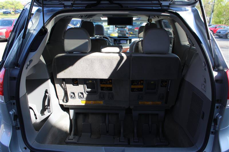 Used 2013 Toyota Sienna XLE w/ Entertainment Pkg FWD image 30