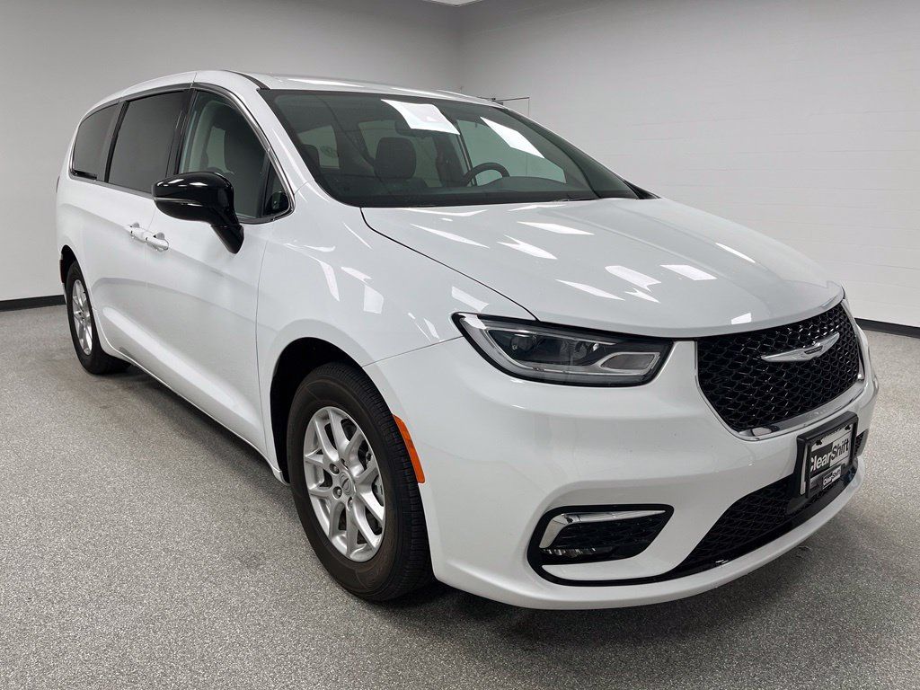 Used 2024 Chrysler Pacifica Touring-L FWD image 2