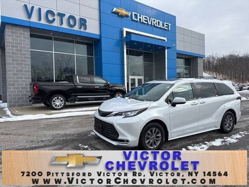 Used 2023 Toyota Sienna XLE image 1