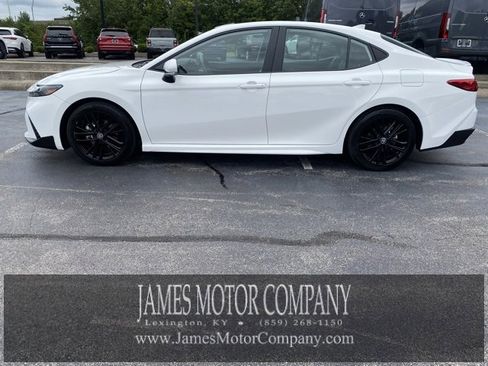 Used 2025 Toyota Camry SE image 8