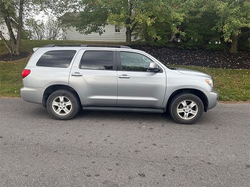 Used 2015 Toyota Sequoia SR5 image 2