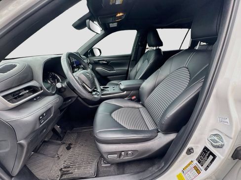 Used 2024 Toyota Highlander XSE FWD image 21